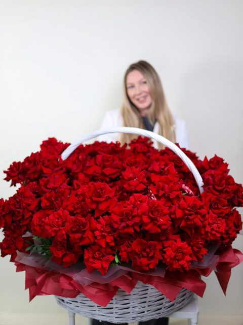 Роскошная корзина красных французских роз