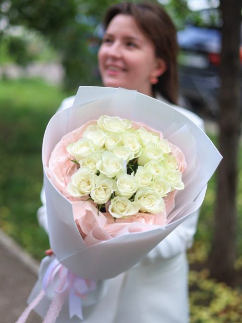 Очаровательный букет белых роз
