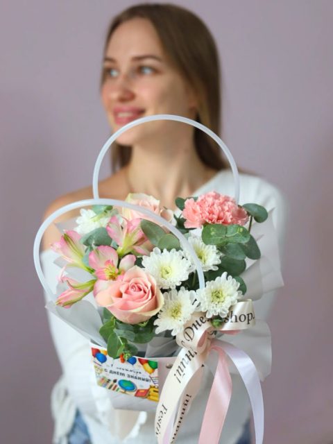 Стойкие цветы в нежной сумке
