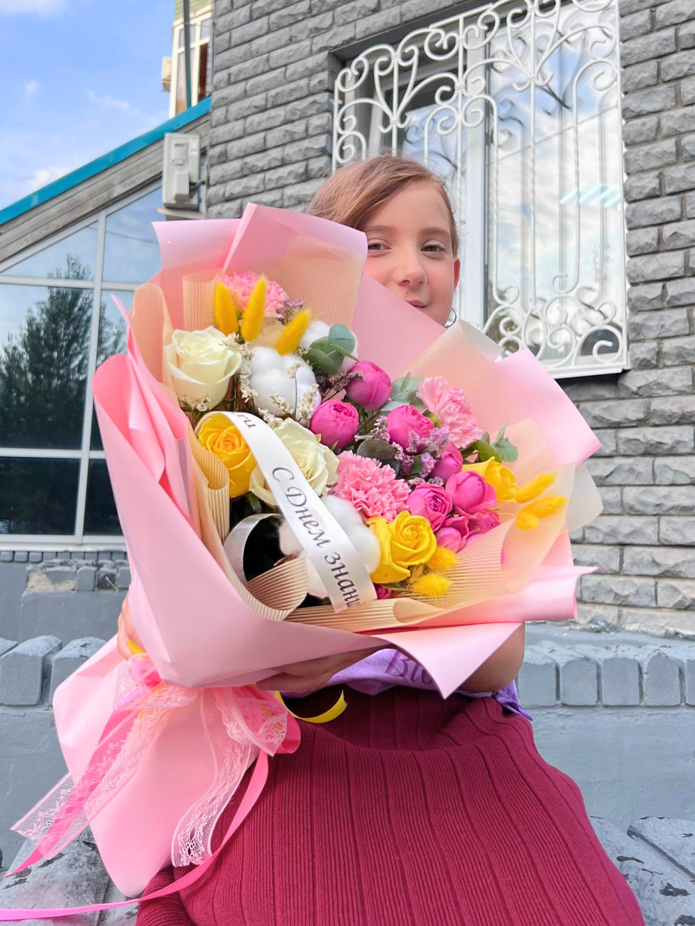 Праздничный букет с яркими розами