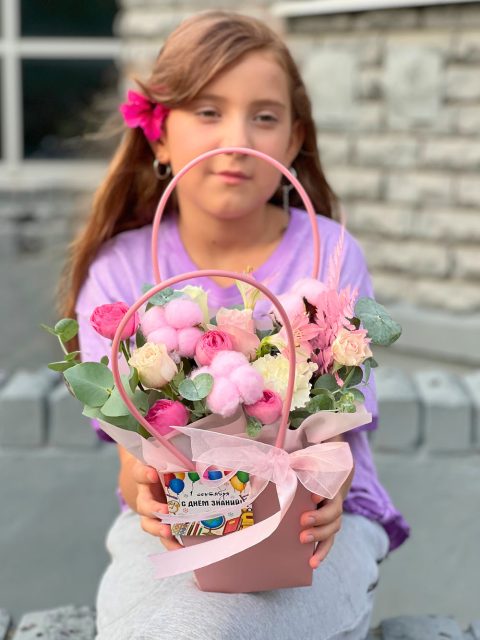 Нежная сумочка с цветами для учителя