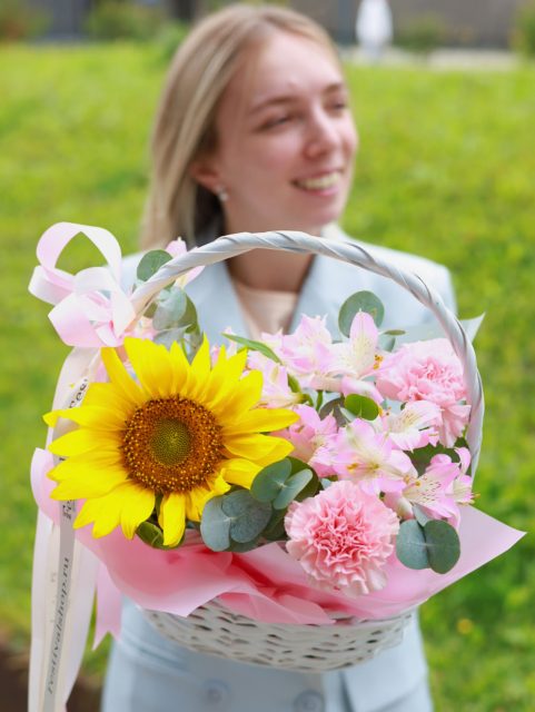 Летняя корзина с подсолнухом