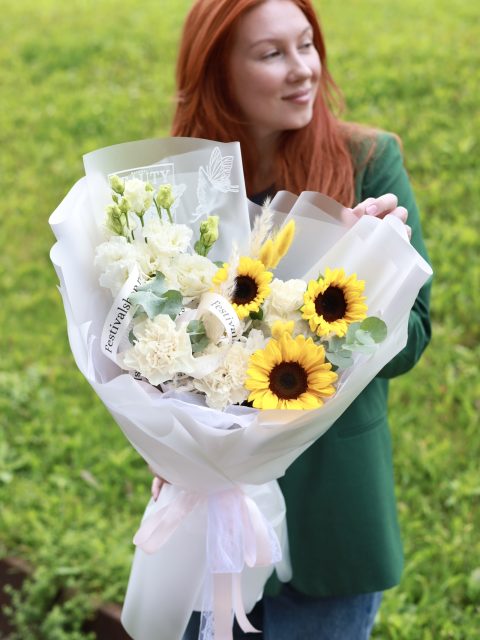 Солнечный букет с подсолнухами