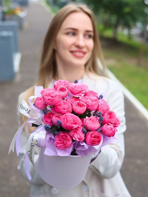 Крупные пионовидные розы в шляпной коробке