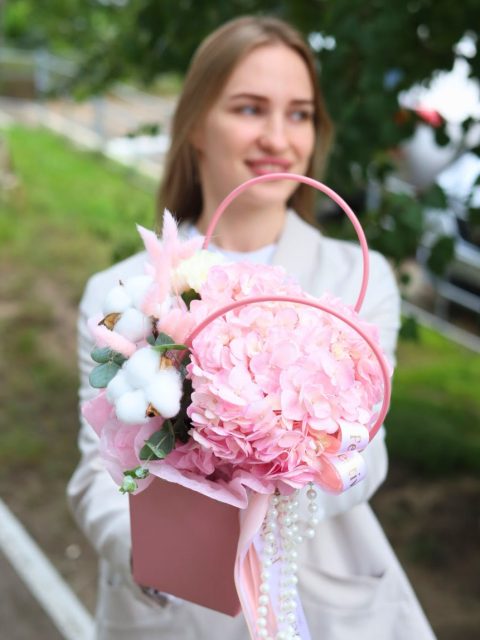 Нежная композиция с пышной гортензией