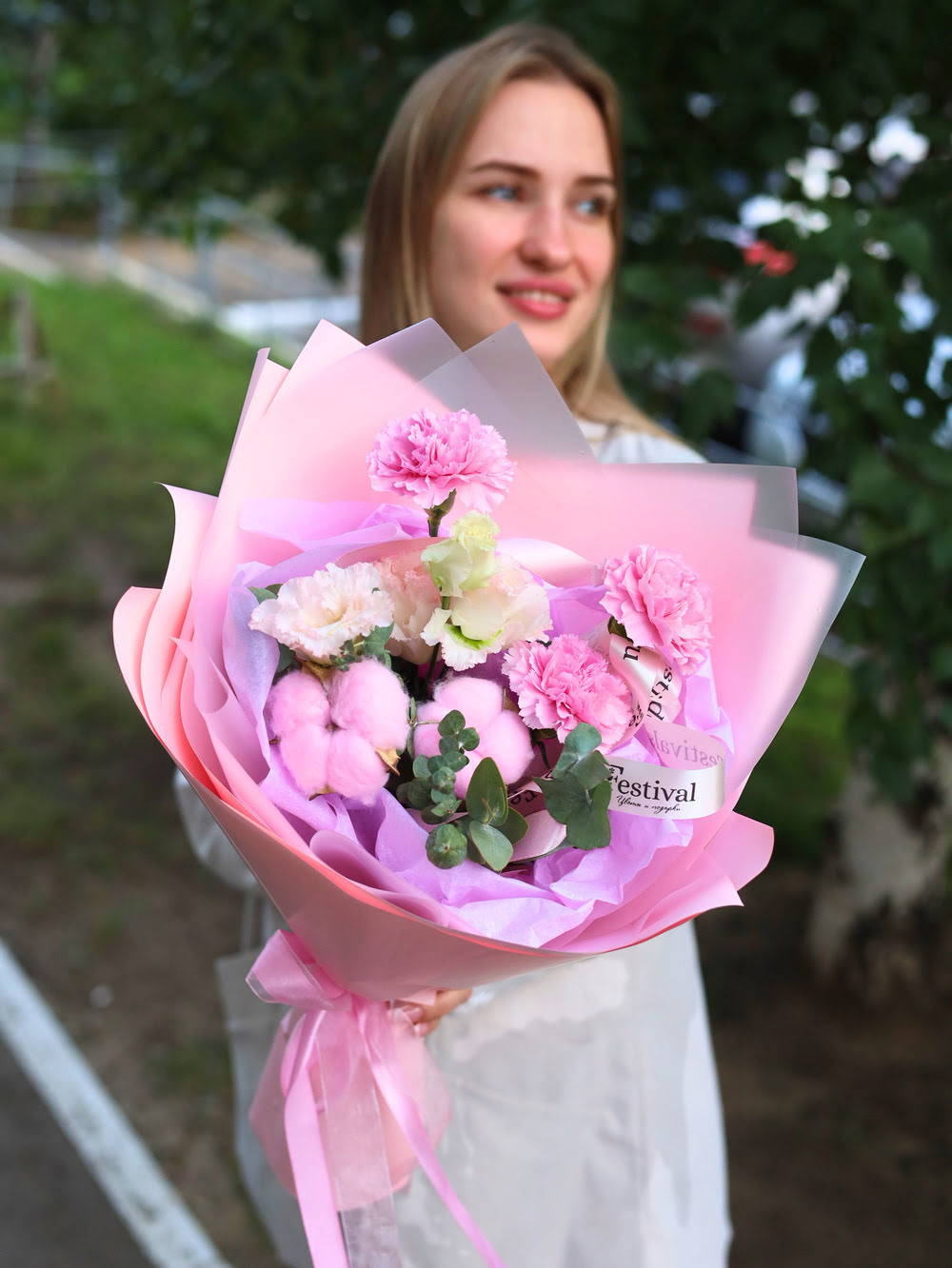 Нежный букет с изящной эустомой — изображение 2