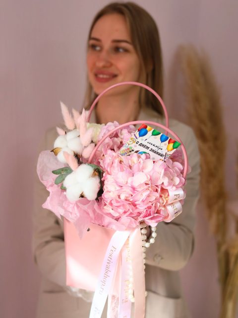 Нежная композиция с пышной гортензией