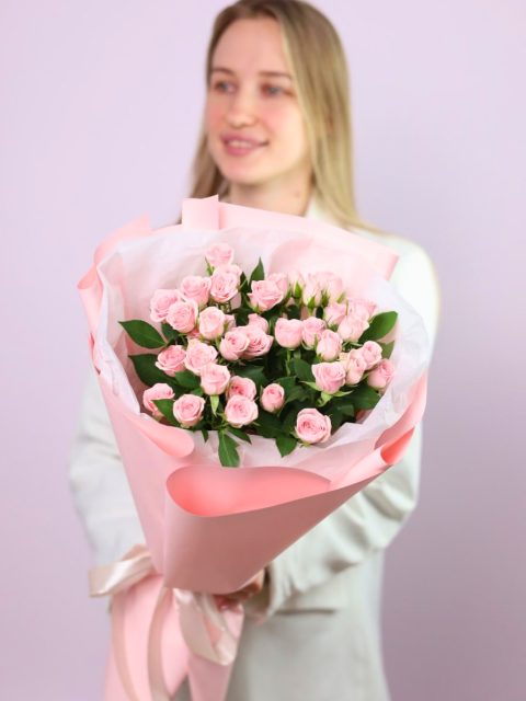 Нежный букет кустовых роз