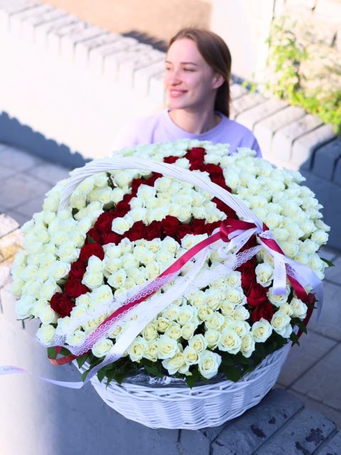 Роскошная корзина из 301 розы