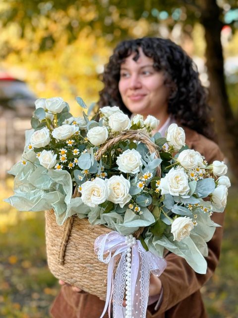 Роскошная корзина белых кустовых роз