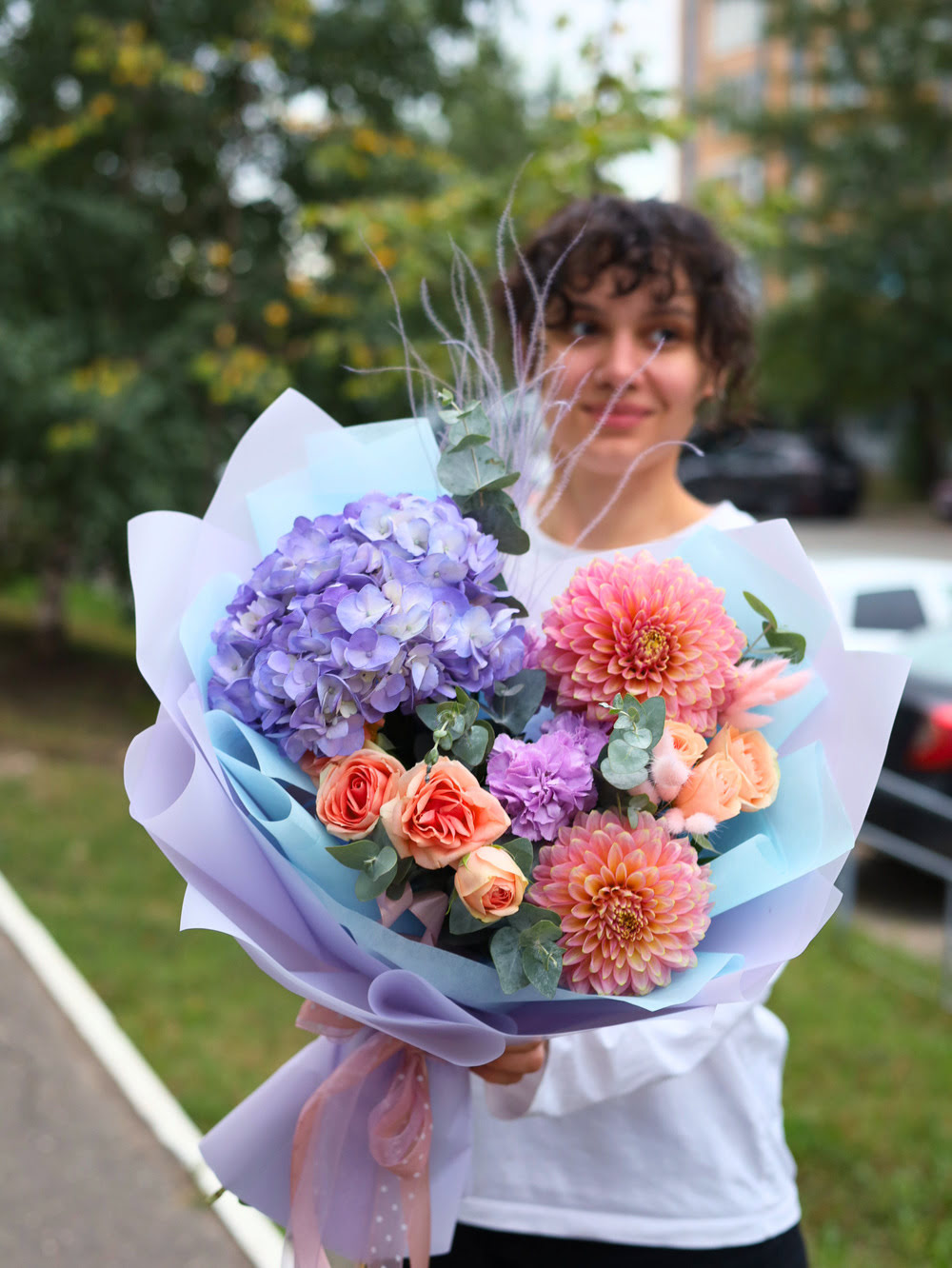 Великолепный букет с крупными георгинами — изображение 2