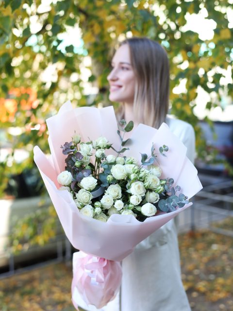Букет белоснежных кустовых роз