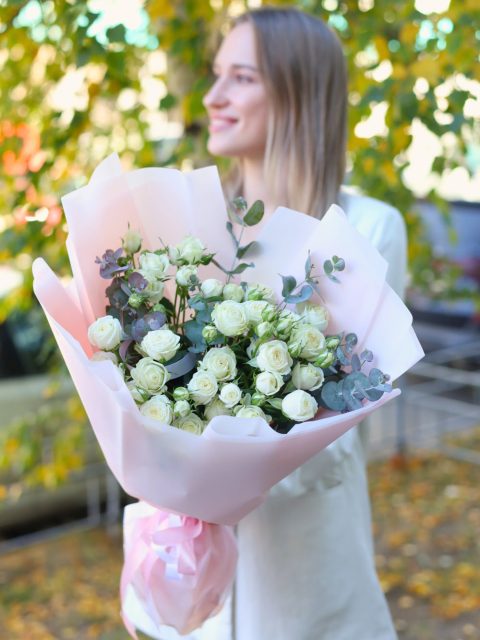 Букет белоснежных кустовых роз